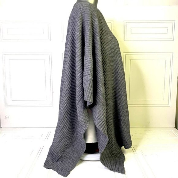 Elegant Warm Poncho in Grey - Picture 6 of 10